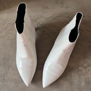 $1200 CELINE WHITE LEATHER KITTEN HEEL ANKLE BOOTS